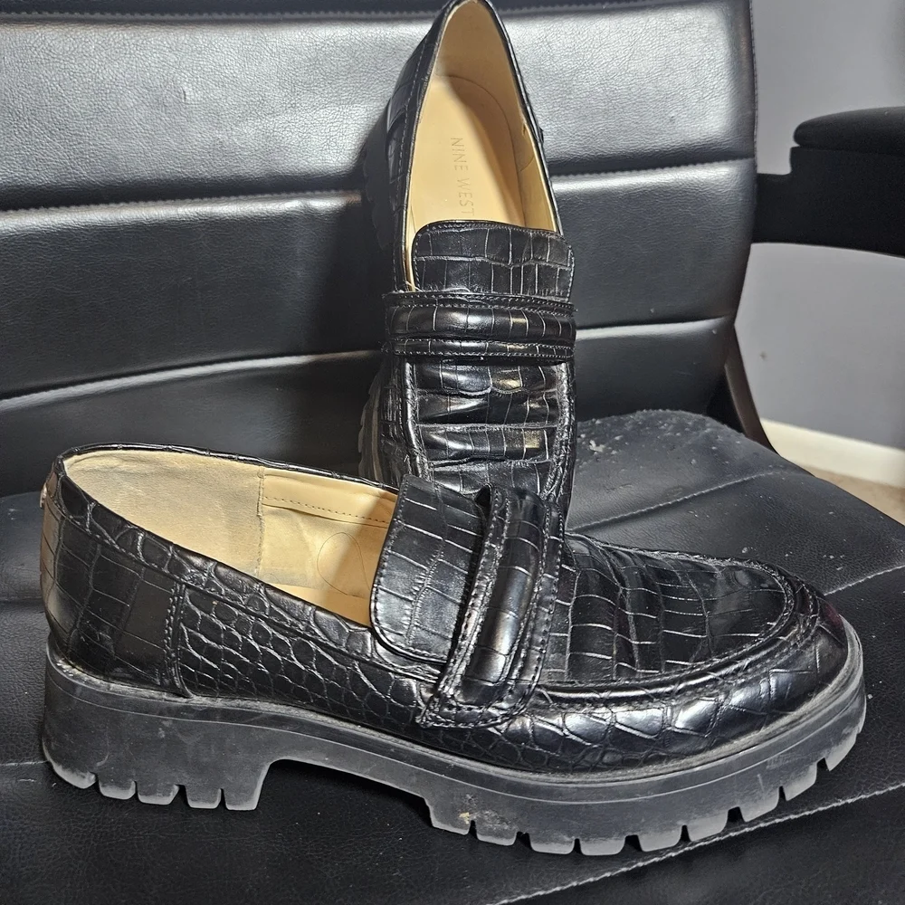 Black Crocodile Pattern Loafers